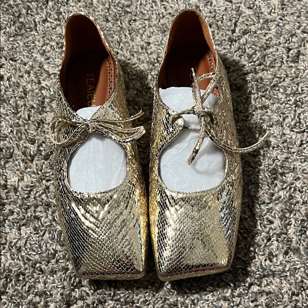 Gold Textured Square-Toe Lace-Up Shoes